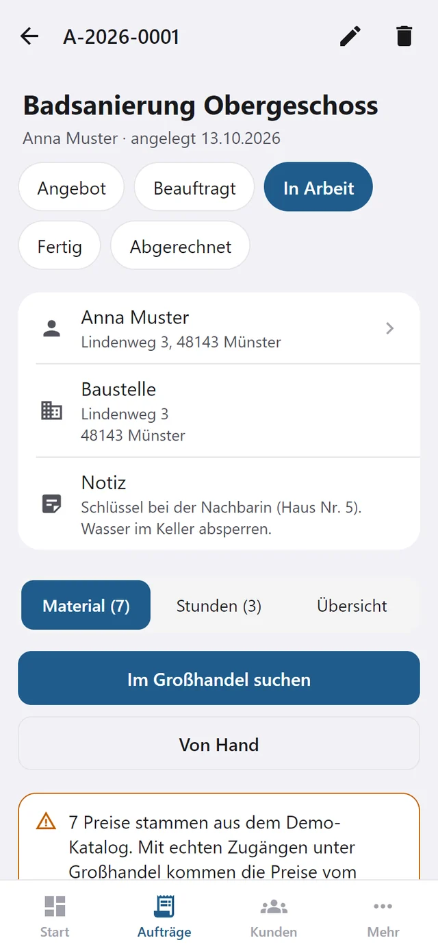 Auftrag Badsanierung Obergeschoss in der App: Kunde, Baustelle, Notiz und Material mit 11 Positionen.